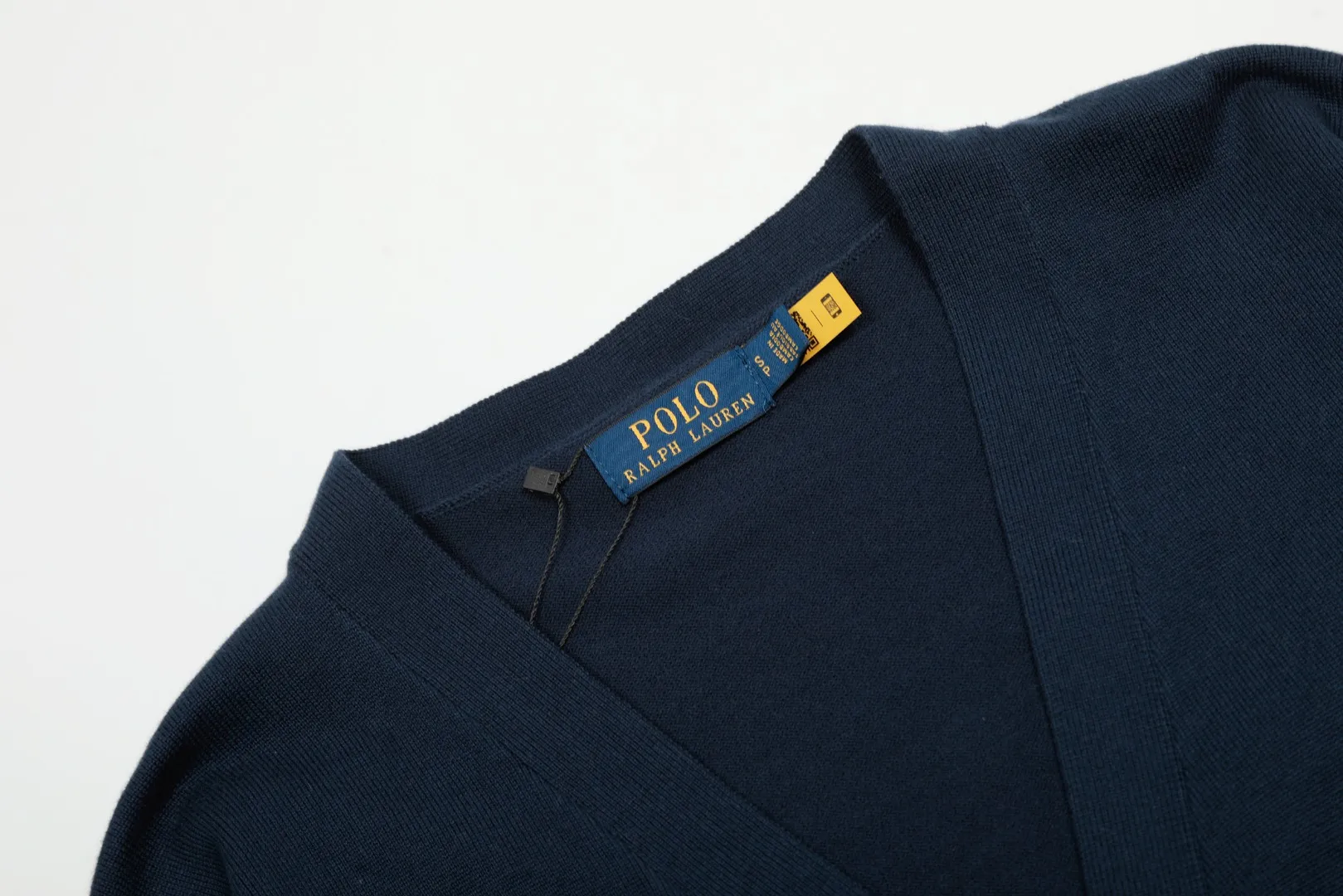 P250 Top quality" Style number: DS813# (not off the shelves all year round) [Ralph Lauren V-neck solid color pony embroidered logo jersey basic cardigan] ✅Ralph Lauren Ralph Lauren classic basic versatile knitted cardigan jacket for men and women couples ✅Main supplier platform live broadcast Wholesale entity Replenish when out of stock Not off the shelf ✅ZP quality 1:1 version Scan the code to enter the GF website Counter quality ✅Detailed quality is the only one in Guangzhou Imported quality cotton yarn, focusing on high-end, cost-effective, good quality needless to say. ✅Restore the original version. The maximum size can be worn up to 180 pounds. Loose, comfortable and stress-free. ✅The upper body is simple and easy to match. A must-have item for ootd. Good-looking clothes are never picky. A must-have for couples of the same style. Size: S-XL. Color: black, off-white, gray, navy.